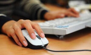 Bilgisayarı ve İnterneti Olmayan Öğrenciler Canlı Eğitimlere Nasıl Katılıyor?